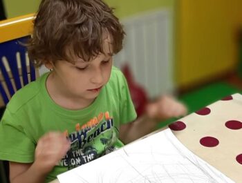 На уроке живописи снова африканская тематика