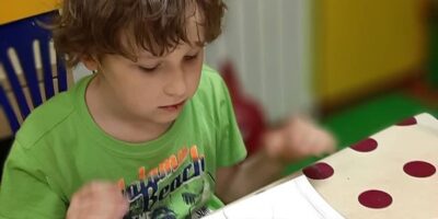 На уроке живописи снова африканская тематика