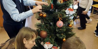 На прошлой неделе ученики Ресурсного класса нарядили Новогоднюю ёлку в своём классе.