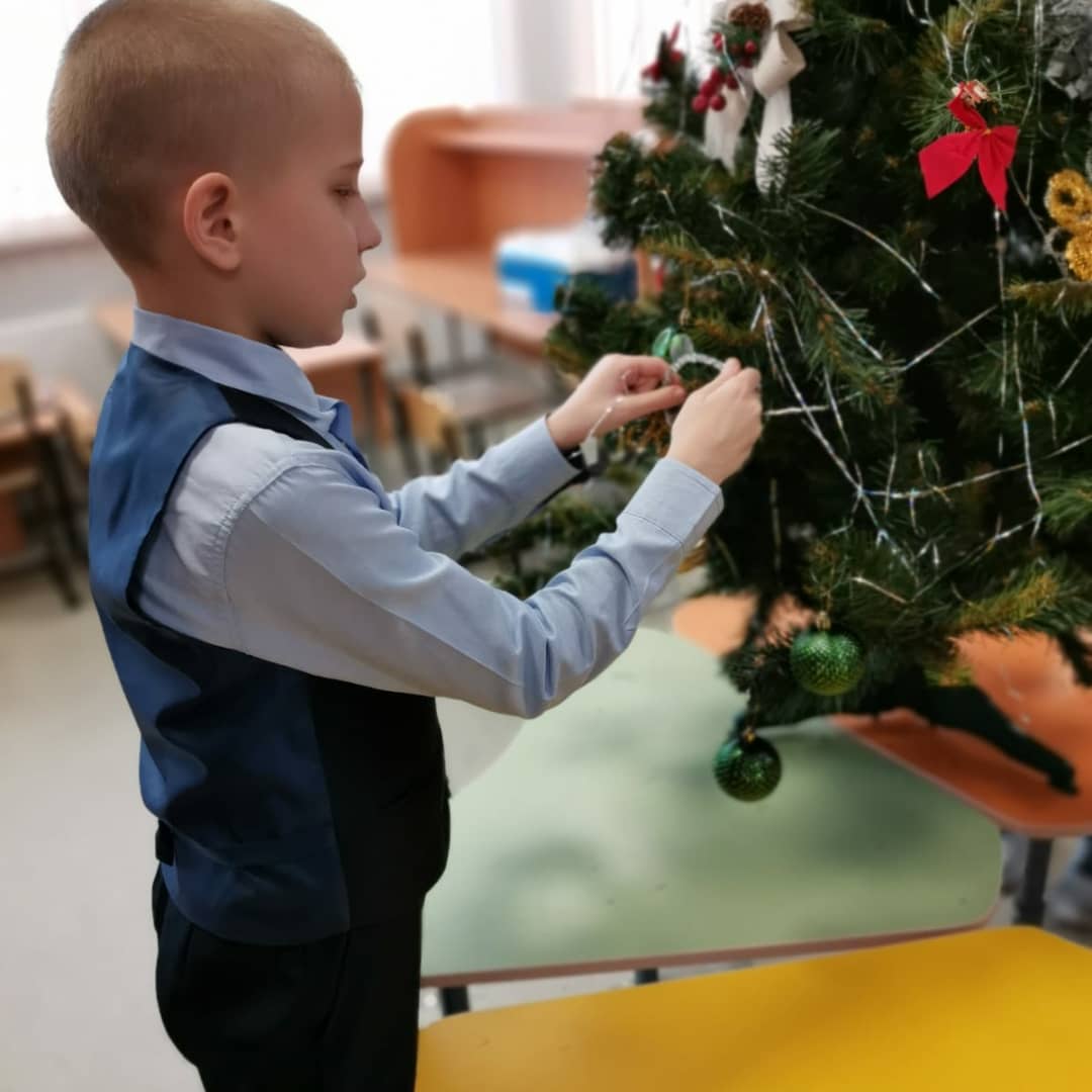Сегодня ребята самостоятельно нарядили в классе елку😁