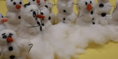 Замечательных снеговичков методом валяния сделали наши ребята на мастер-классе!