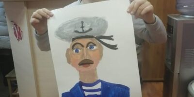 В преддверии праздника 23 февраля на занятиях по творчеству наши дети рисовали отважных моряков.