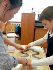 Ежемесячно проходят внеурочные занятия с световым столом.