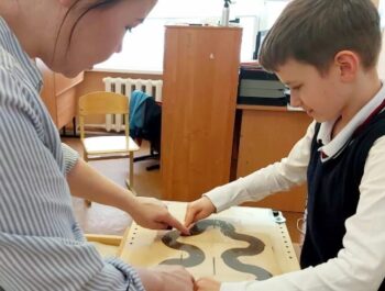 Ежемесячно проходят внеурочные занятия с световым столом.