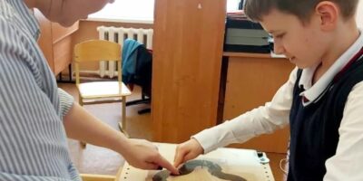 Ежемесячно проходят внеурочные занятия с световым столом.