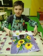 Обучаются  разным техниками рисования