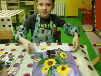 Обучаются  разным техниками рисования