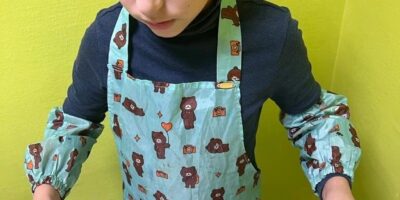 Ребята рисовали на старых нотных листах пироженые на тарелках