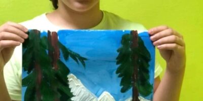 На творческом занятии рисовали пейзаж с лесным озером и островом