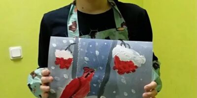 Ребята рисовали птиц на рябине в зимнем лесу