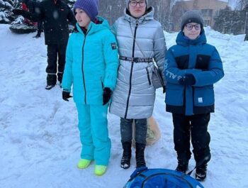 Ученики двух ресурсных классов вышли на веселую зимнюю прогулку все вместе