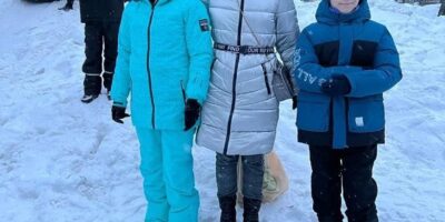 Ученики двух ресурсных классов вышли на веселую зимнюю прогулку все вместе