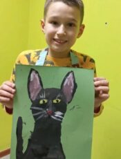 Ребята гуашью рисовали портрет чёрного кота