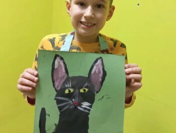 Ребята гуашью рисовали портрет чёрного кота