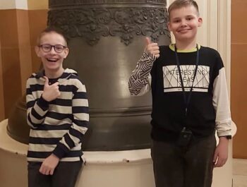 Ребята вместе с общим классом посетили в Кремле знаменитый музей-сокровищницу — Оружейную палату