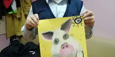 Прикольных поросят нарисовали ребята на очередном занятии по творчеству 28 апреля