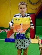 19 мая на занятии по творчеству ребята учились рисовать очень красивую птицу розовое фламинго