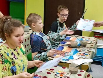 В преддверии летних каникул 26 мая состоялось последнее занятие по творчеству, на котором дети рисовали море и чаек