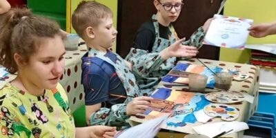 В преддверии летних каникул 26 мая состоялось последнее занятие по творчеству, на котором дети рисовали море и чаек