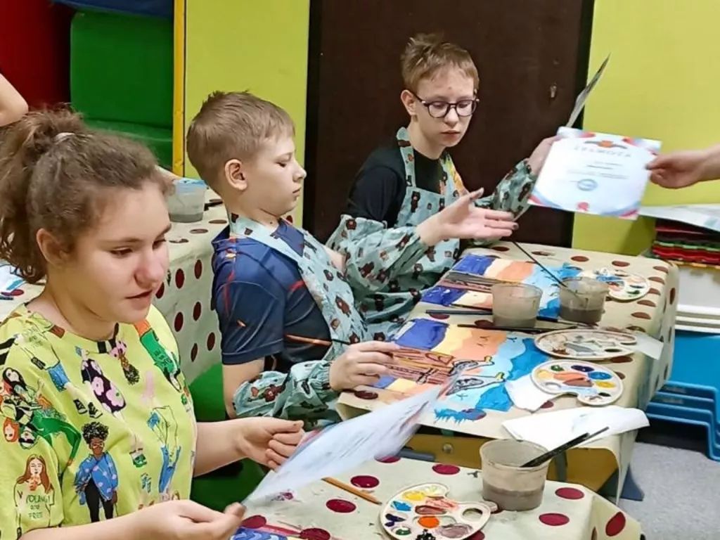В преддверии летних каникул 26 мая состоялось последнее занятие по творчеству, на котором дети рисовали море и чаек