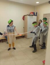 В первый день новой недели в нашем лагере проводились стилизованные Олимпийские игры